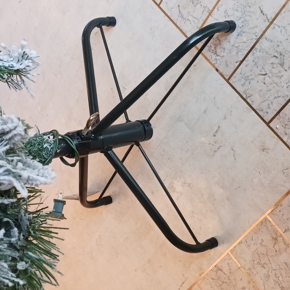 Lighted 3ft Spruce Tree by ValeriParhill/Qvc, plug-in,lightly flocked,,New - Picture 4 of 9